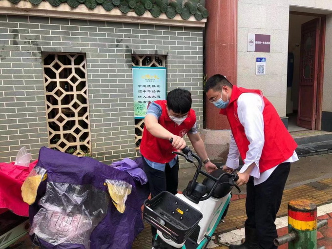 “青年大实践，一起办实事”--我中心青年到市图书馆周边开展志愿者活动-张青image001.jpg