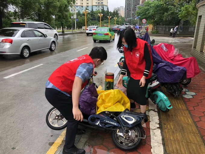 “青年大实践，一起办实事”--我中心青年到市图书馆周边开展志愿者活动-张青image003.jpg